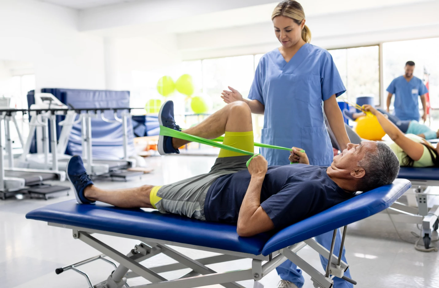 Man getting physical therapy on knee